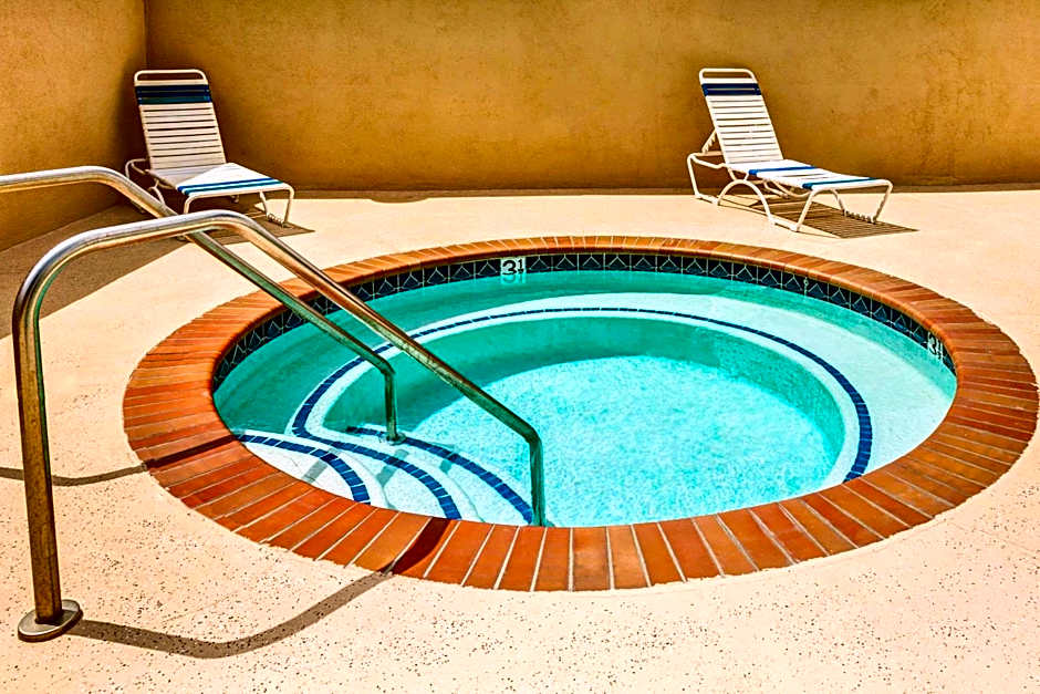 Days Inn & Suites by Wyndham Fullerton