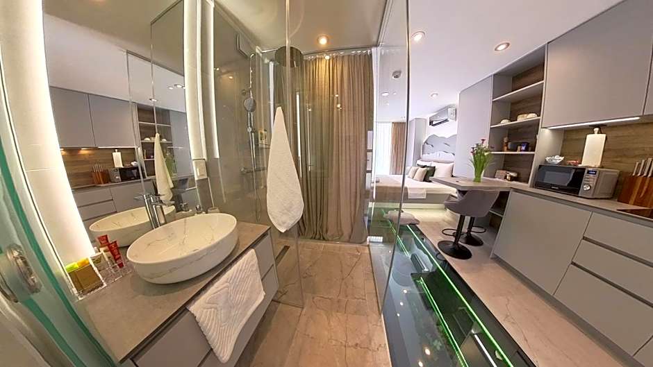 La Luna Petite Suite Deluxe Apartment with Pool & Jacuzzi, Bikes and Covered Parking