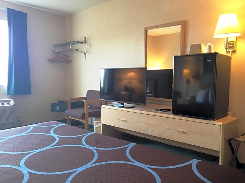 Super 8 by Wyndham Canandaigua