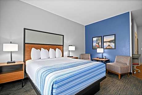 1 Queen Bed Full Kitchen Non-Smoking