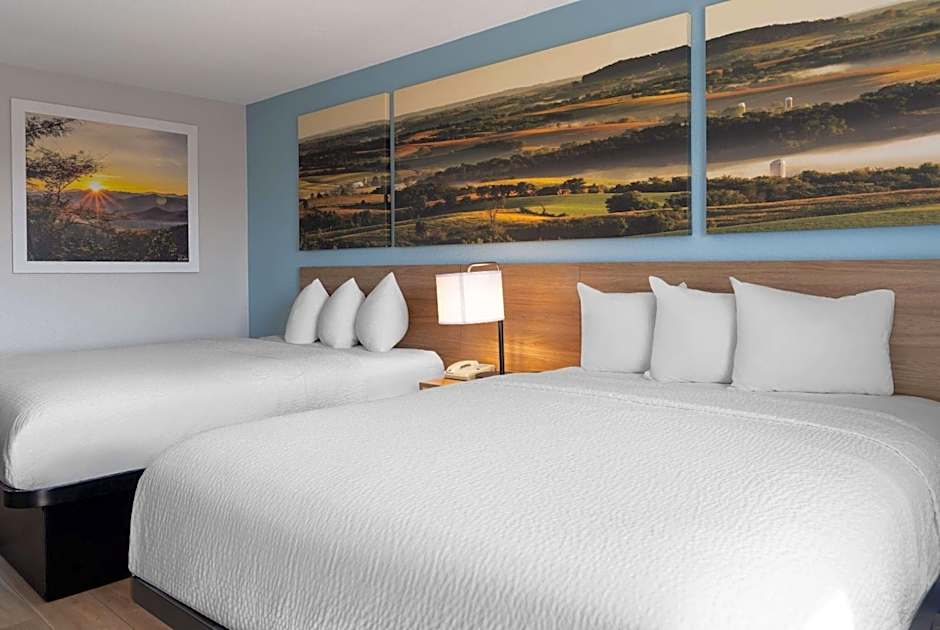 Days Inn by Wyndham Neenah