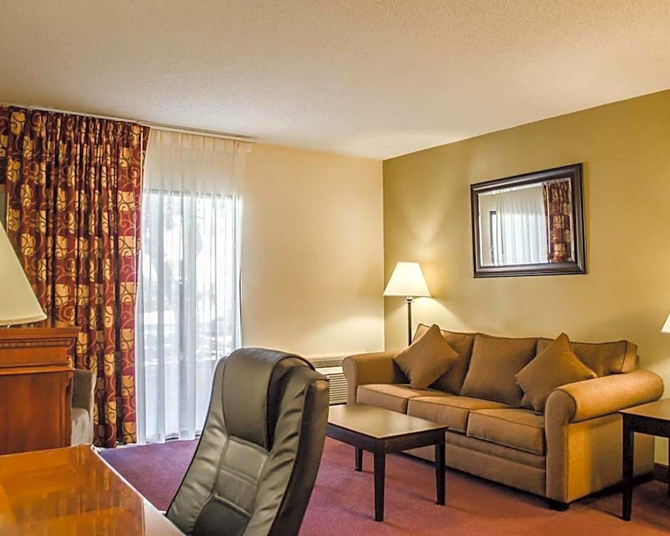 Quality Inn & Suites Pensacola Bayview