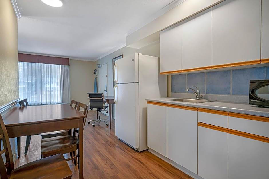 Econo Lodge Inn & Suites
