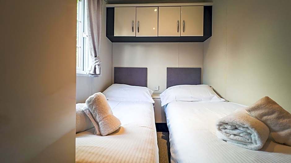 Angie's Haven, Superb 2 Bedroom Lodge with Hot Tub - Sleeps 6 - Felmoor Park