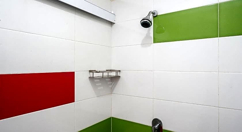 RedDoorz Plus near Pasar Gede Solo