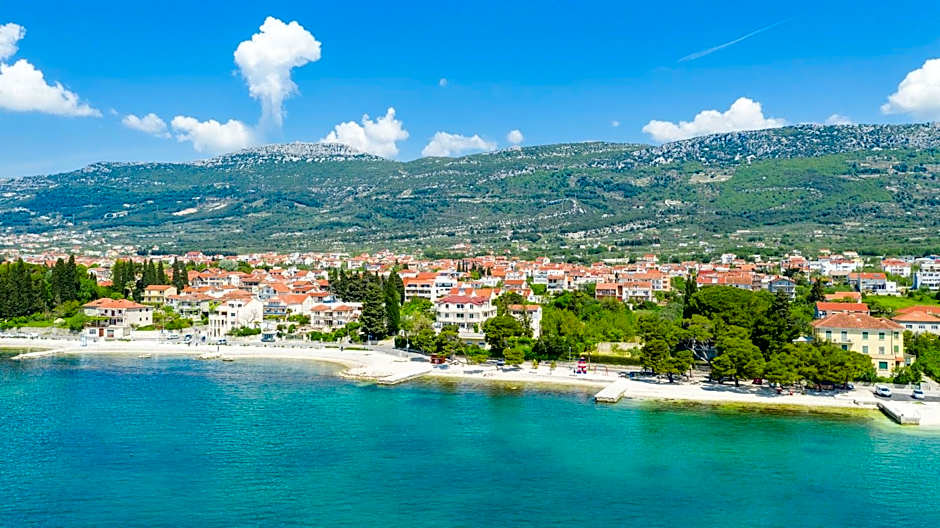 Hotel Riva Kaštela with swimming pool