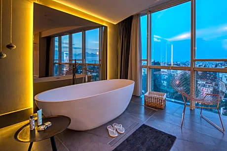 2 BEDROOM DELUXE WITH SEA VIEW AND TERRACE