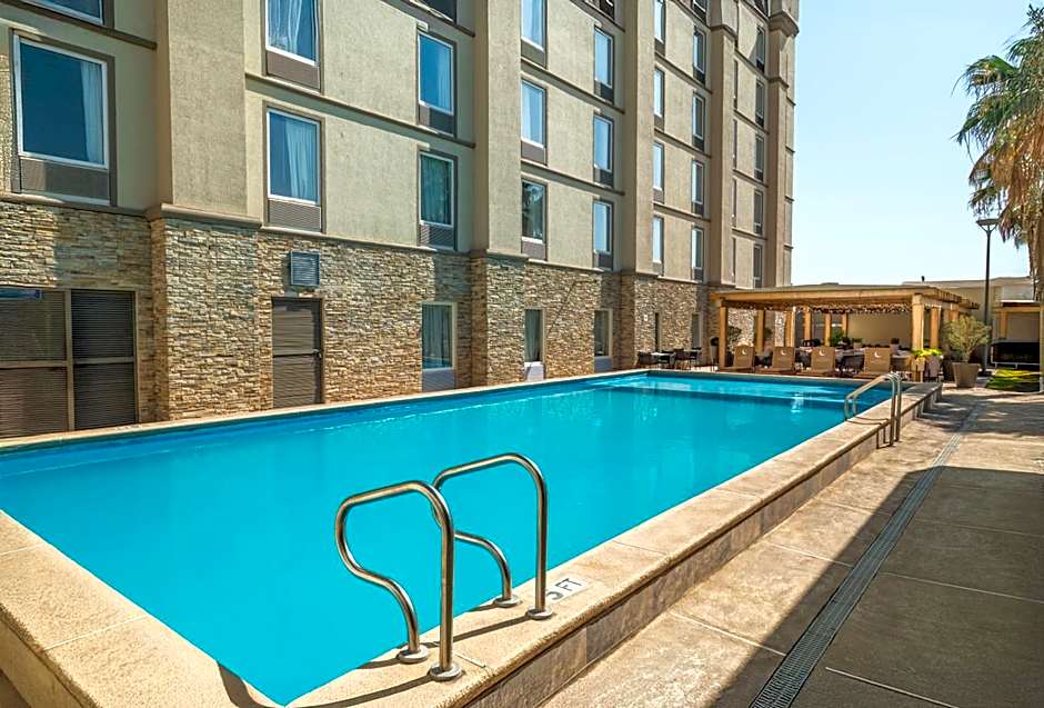 Hotel Mesaluna Near American Consulate