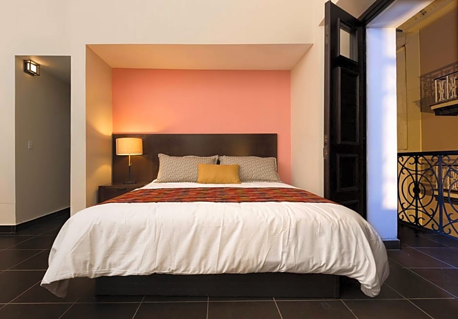 Decanter Hotel