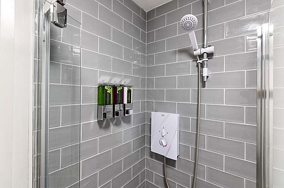 Contractor Base - Kitchen - Parking Included