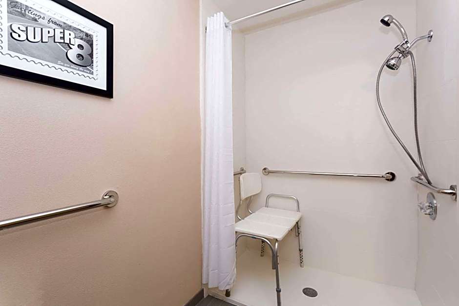 Super 8 by Wyndham Longmont/Twin Peaks