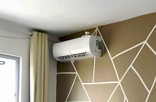 APARTAMENTO 10 min de CRICIUMA em IÇARA-SC - 2 quartos - 3 Ar-Condicionado split - Cozinha equipada - Banheiro - Garagem coberta e Wi-Fi - Anfitriã Superhost no BnB