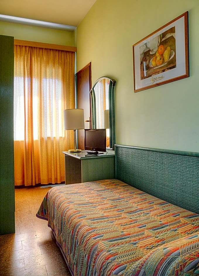 Hotel AMALFI & Restaurant Karaoke Bar