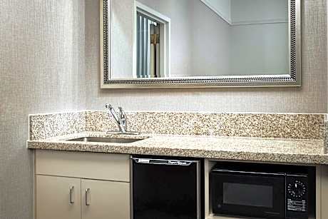 Suite, 1 King Bed (Mobility Accessible, Tub) (1 King Bed)