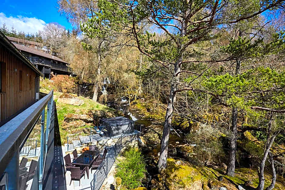 LOCH TAY HIGHLAND LODGES and GLAMPING PARK