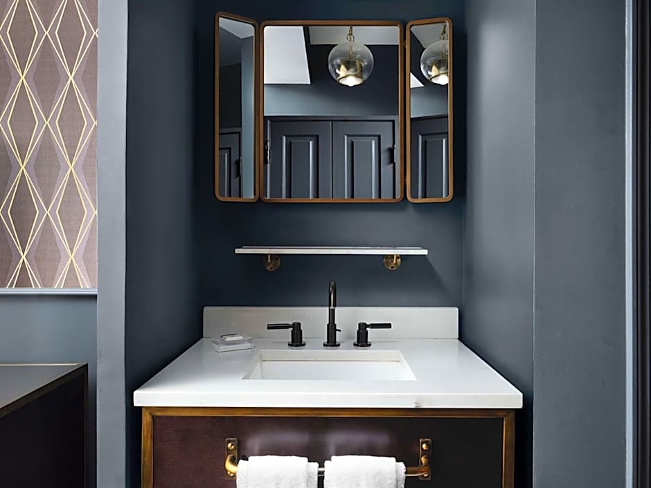 Hotel Phillips Kansas City Curio Collection by Hilton