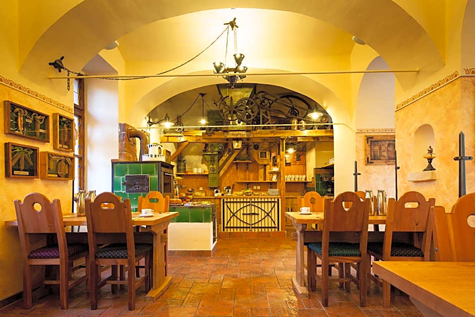 Hotel Selsky Dvur - Bohemian Village Courtyard