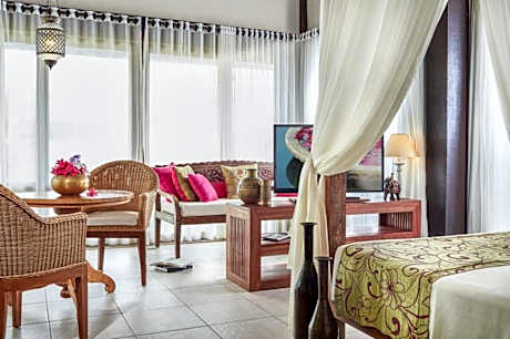 Premium bungalow with sea view and pool