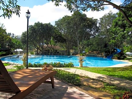 Pacific Waves Resort