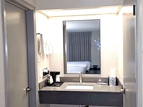 2 Queen Beds Non-Smoking Pool View Microwave And Refrigerator Continental Breakfast