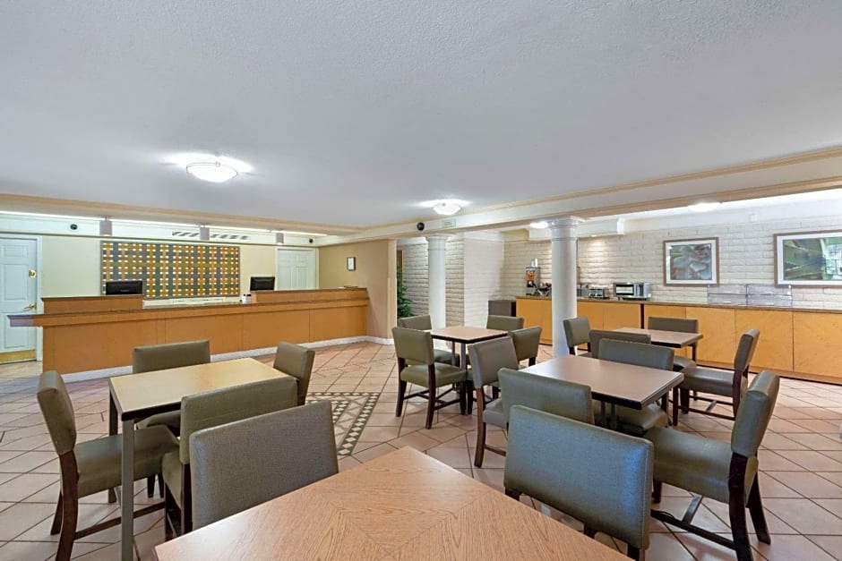 La Quinta Inn & Suites by Wyndham Phoenix Sky Harbor Airport