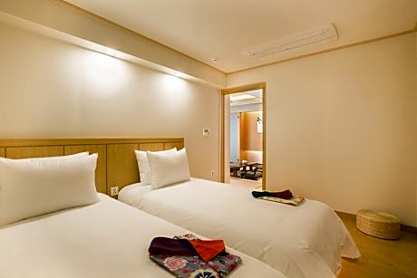 Japanese-Style Twin Room with Bath