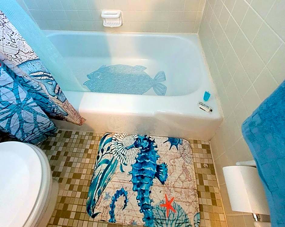 Searenity, Waterside studio in the heart of Treasure Island, walk to beach