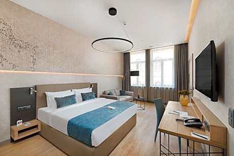 Deluxe Double Room with Street View