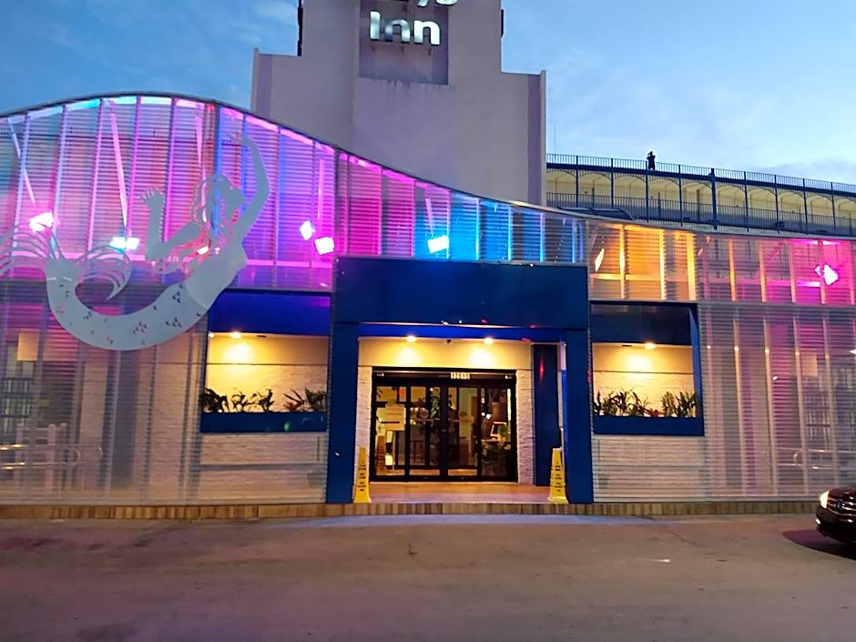 Days Inn by Wyndham Panama City Beach/Beachfront Resort