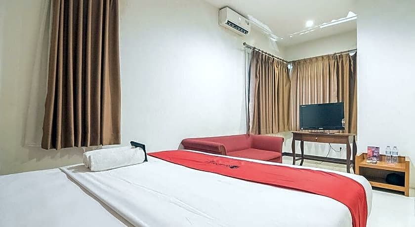 RedDoorz Near Trans Studio Mall 3