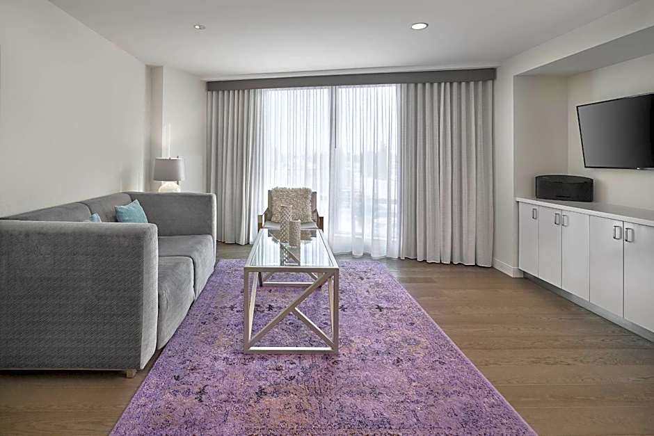 Renaissance by Marriott Edmonton Airport Hotel