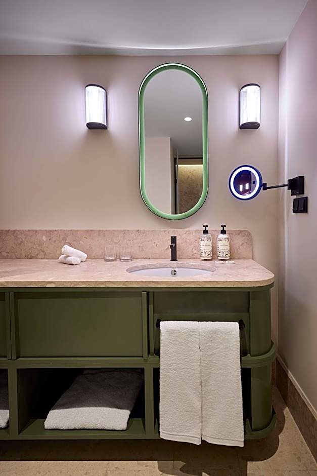 Duo Hotel Lisbon, Curio Collection by Hilton