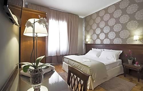Smart Hotel Gallery House