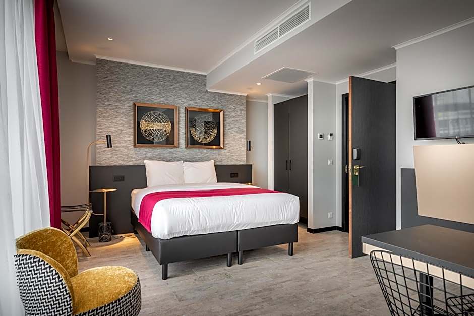Amory Hotel by Hyllit