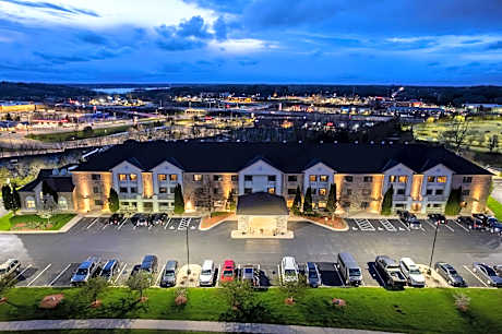 La Quinta Inn & Suites by Wyndham Milwaukee Delafield