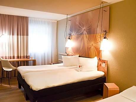 Standard Room with 1 double bed and 1 single bed