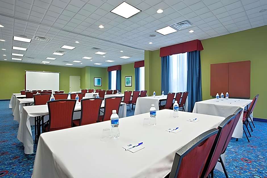 Holiday Inn Express Hotel and Suites Akron South-Airport Area By IHG