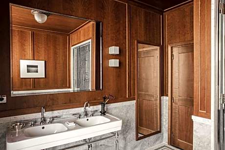 Suite with view on the Eiffel Tower