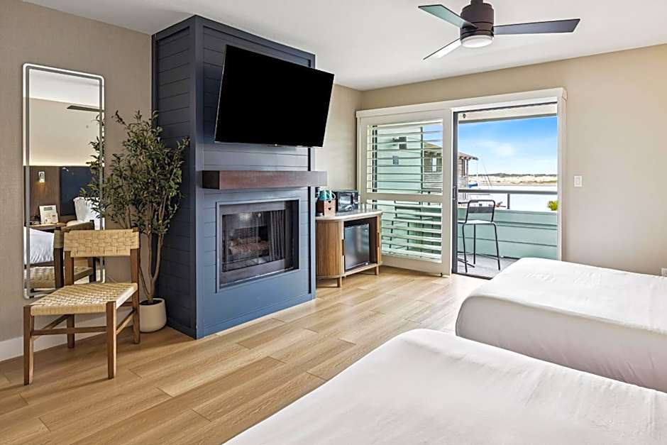 456 Embarcadero Inn & Suites