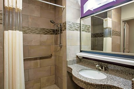 Queen Room with Two Queen Beds and Bath Tub - Mobility/Hearing Accessible - Non-Smoking