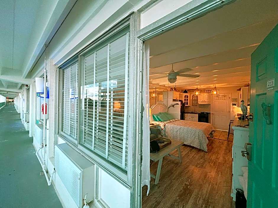 ON THE BEACH! COUPLES GETAWAY,HONEYMOON SWEET, Perfectly Cozy Beach Front Condo, full kitchen, pool, free parking,CHECK-IN AT DOOR