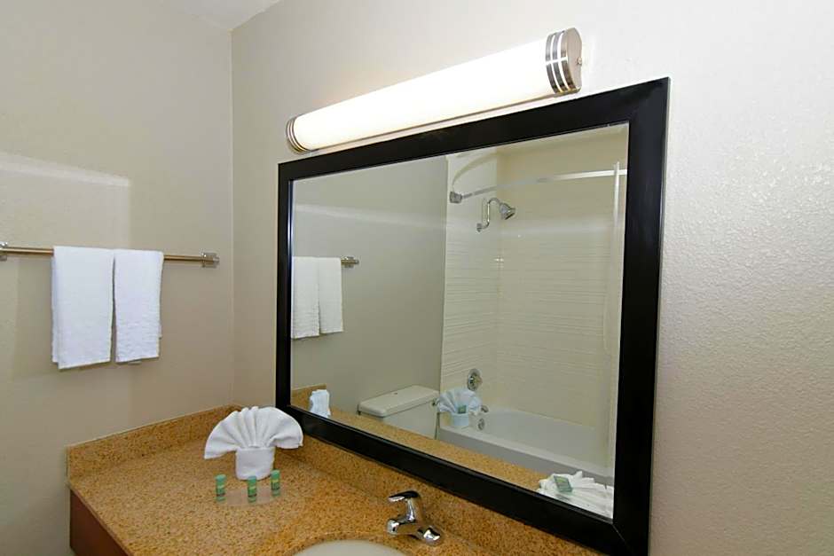 Rock Island Inn & Suites Marshalltown