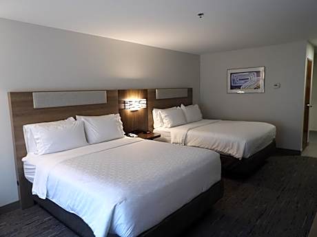 2 Queen Beds Standard Comm Accessible