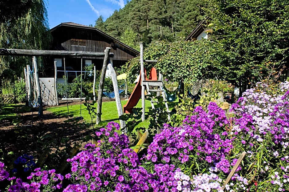 Residence Obermoarhof - Family Apartments with Pool & Playground