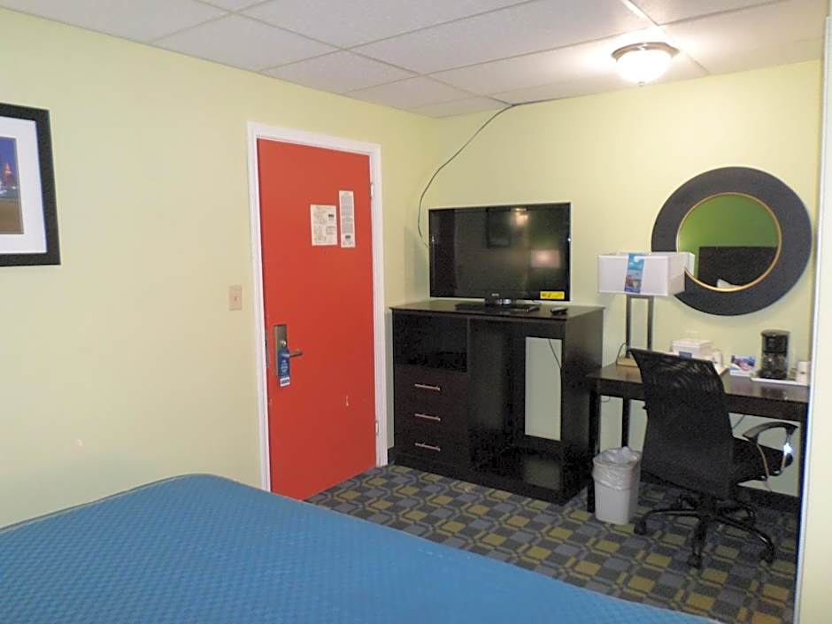 Travelodge by Wyndham Cleveland Lakewood