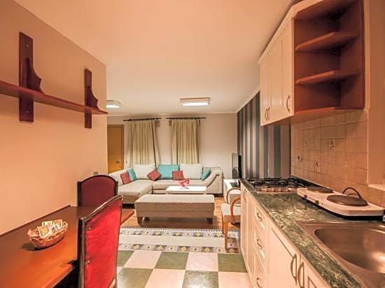 Moonshine Hotel & Suites