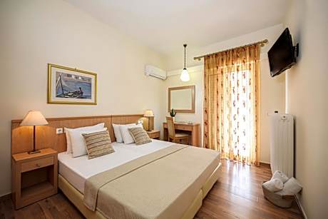 Saronis Hotel