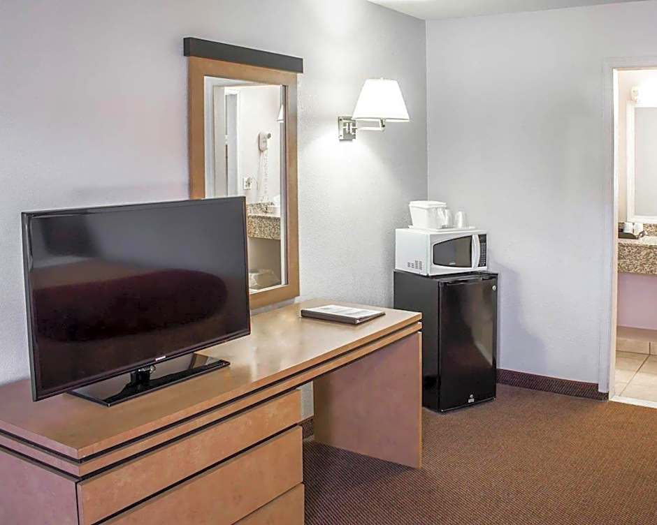 Econo Lodge Inn & Suites Colonie Center Mall