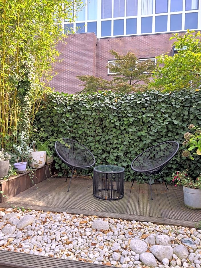 GREAT CANAL STUDIO - AC, Water view & Free parking