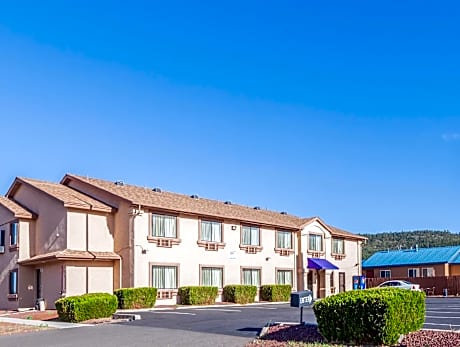 Econo Lodge Inn & Suites